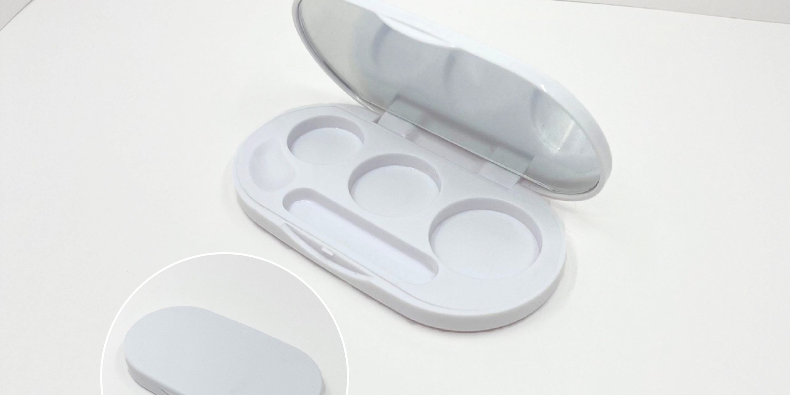 0802905-iupackaging-พาเลทสีขาวมีกระจกสามช่อง